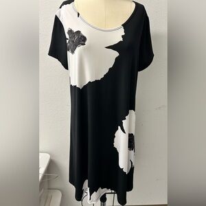 Black and White Boxy Short Sleeve Dress with Abstract Design